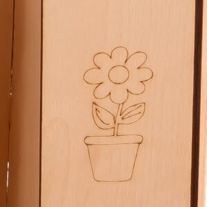 Domek drewniany dla dzieci z tablica i stolikiem