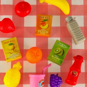 Kosz piknikowy koszyk owoce soki napoje jedzenie prowiant przekaski na piknik