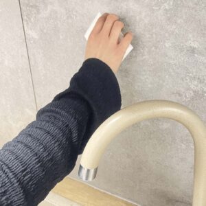 Magiczna gabka z melaminy usuwa trudne plamy