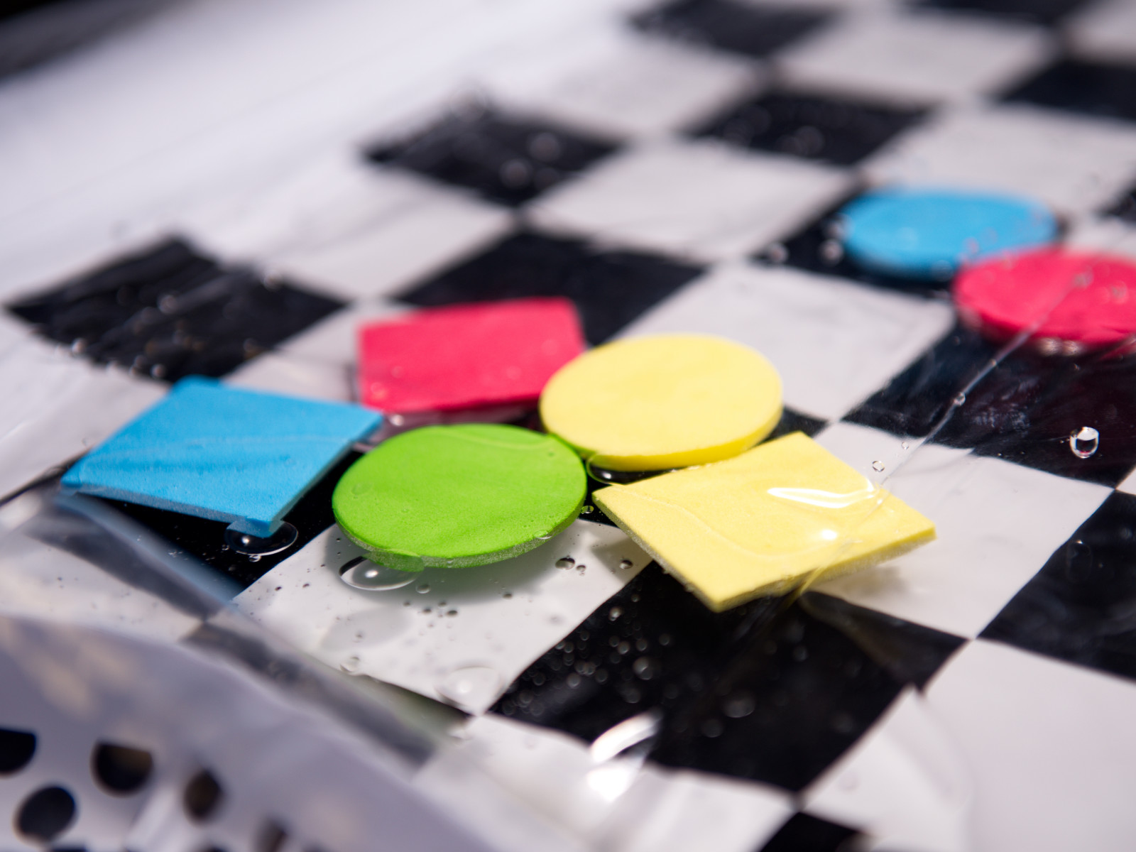 Mata wodna nadmuchiwana czarno biała szachownica 65cm x 50cm