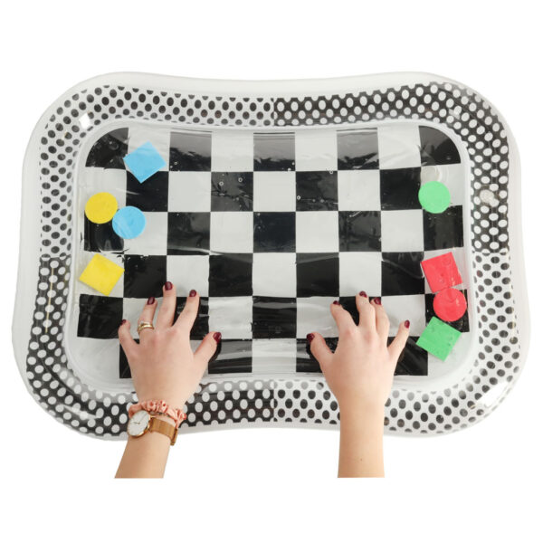 Mata wodna sensoryczna dmuchana dla niemowlat czarno biala szachownica XXL 65x50 cm