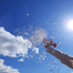 Pistolet maszyna do baniek mydlanych banki mydlane swiatla rozowy