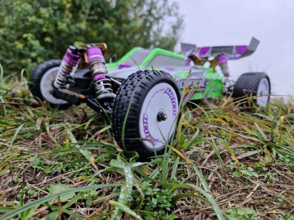 Samochod zdalnie sterowny na pilota RC WLToys 104002 1 10 4WD 2 4Ghz