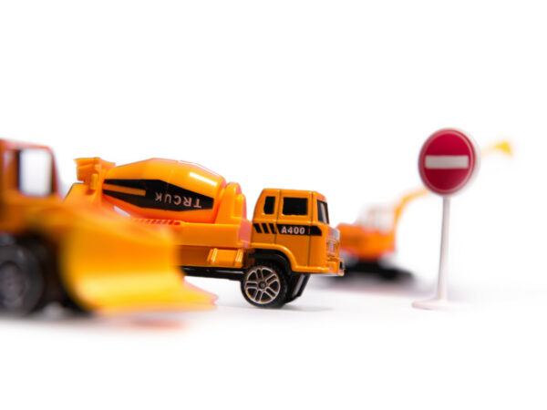 Samolot transporter z autami maszyny budowlane