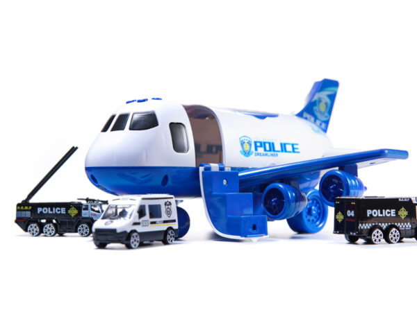 Samolot transporter z autami policja