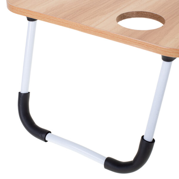 Stol notebooku složený do postele. USB stojan