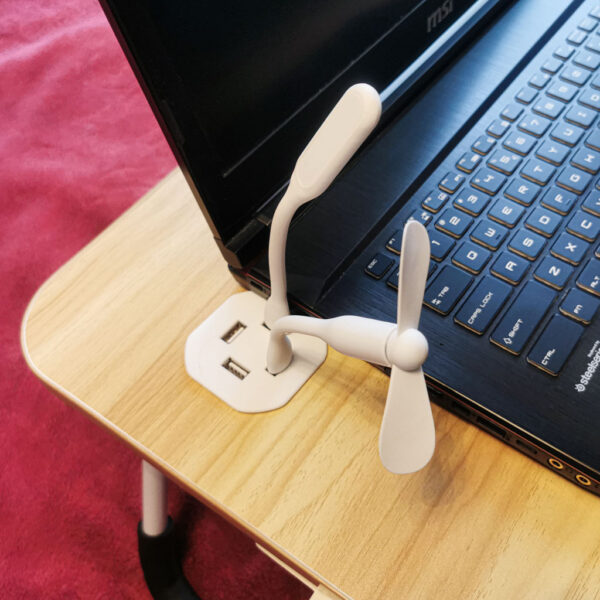 Stol notebooku složený do postele. USB stojan
