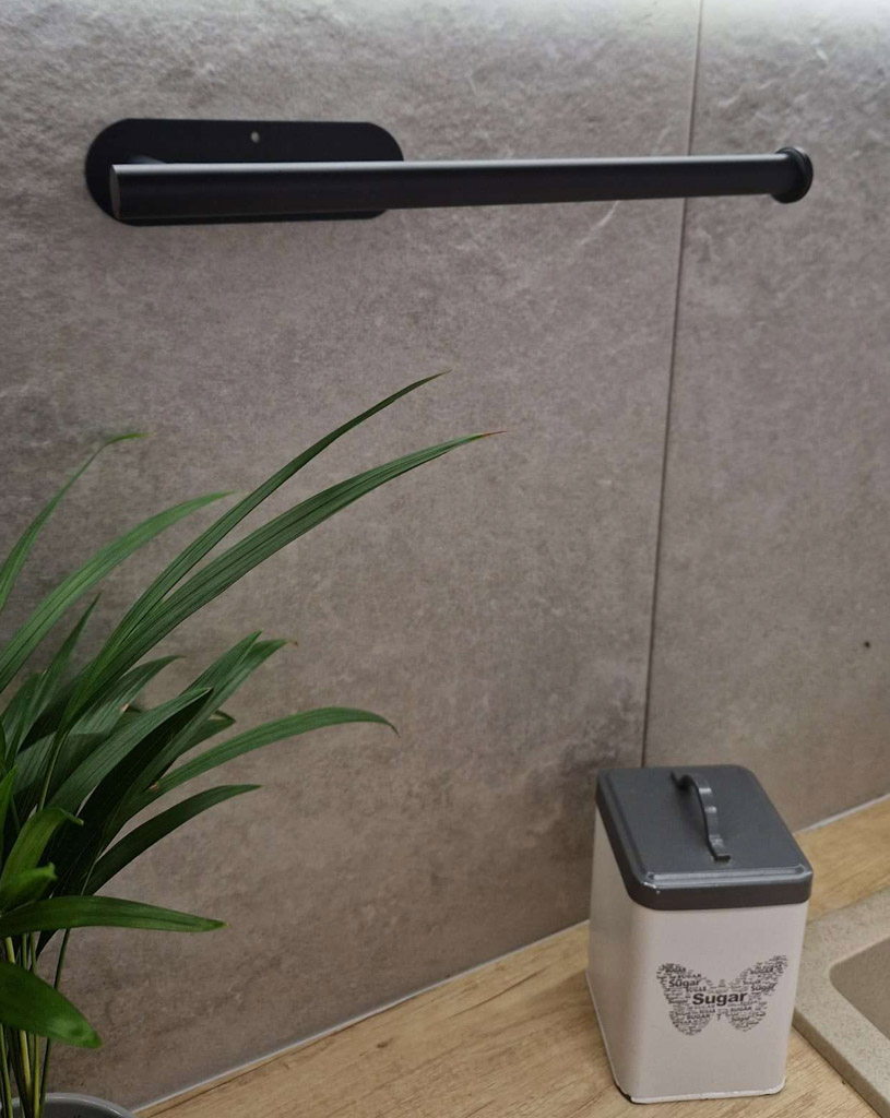 Uchwyt wieszak na recznik papier toaletowy czarny