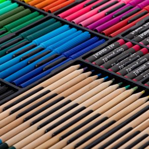 Art set for painting in a suitcase 258 pieces 822292.jpg